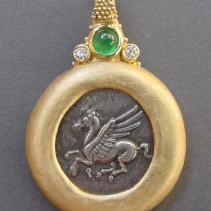 Pegasus, 18kt Pendant with Diamonds and Emerald